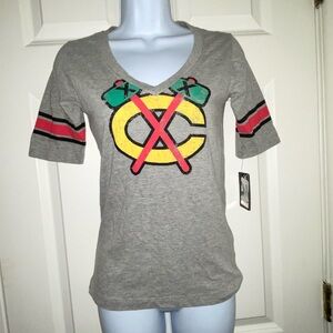 Women’s retro Chicago Blackhawks secondary logo tee. NWT
